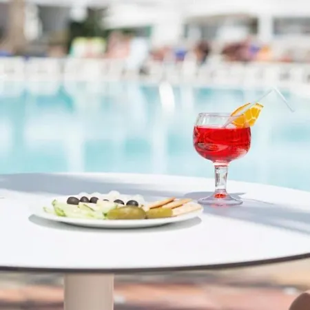 Lb Deluxe Con Media Pension, Wifi, A 250m De La Playa