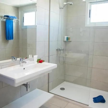 Lb Deluxe Con Media Pension, Wifi, A 250m De La Playa