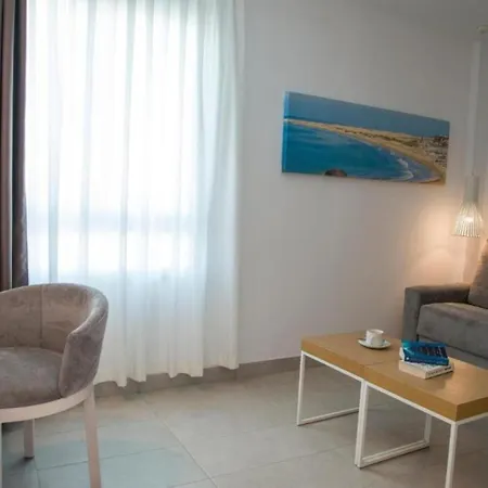 Lb Deluxe Con Media Pension, Wifi, A 250m De La Playa
